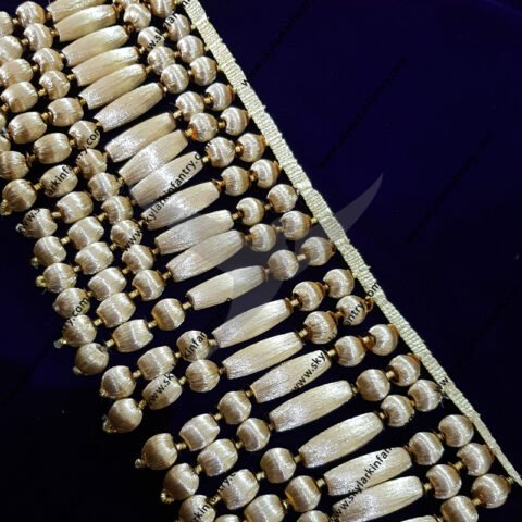 Somos fabricantes de flecos de flecos en oro entrefino para Cofradías y Cofradías Religiosas. Nuestra fábrica de flecos con cuentas trabaja para Brotherhood desde 1989. Podemos fabricar flecos de pedrería a medida de las necesidades del cliente, pudiendo realizar flecos de pedrería, flecos anudados, flecos de cincha, siempre para usos litúrgicos bordados artesanales para cofradías y cofradías religiosas. Los flecos de canutillo están elaborados con hilos de oro entrefino con baño de oro de 24 kilates, hilos que han sido fabricados adecuadamente y que garantizan un trabajo bien acabado con las mejores materias primas del oro interfino. Se pueden rematar con chorros de flecos de bellotas, con flecos cofradieros, con flecos de canutillo, con flecos de bolas, con flecos de canutillos, etc.