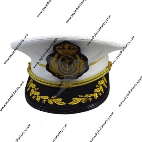 GORRA BLANCA CON VISERA BORDADA DE UNA FILA DE HOJAS DE ROBLE CARRILERA DE CORDÓN Y ESCUDO BORDADO